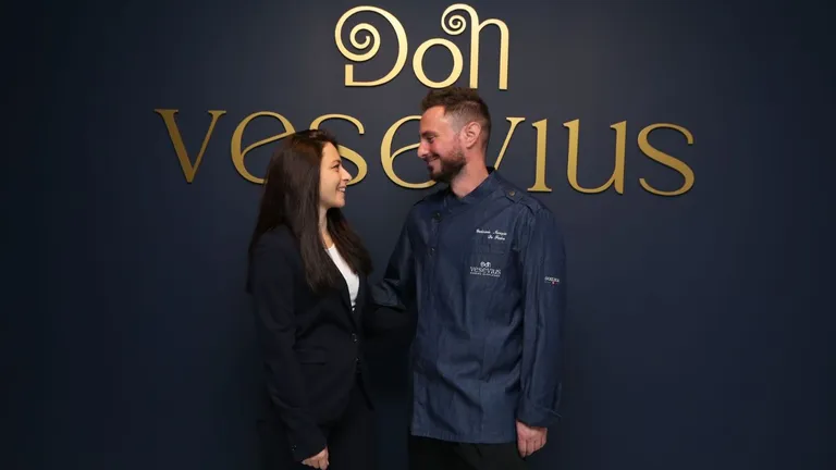 Los propietarios del Don Vesevius posan en local